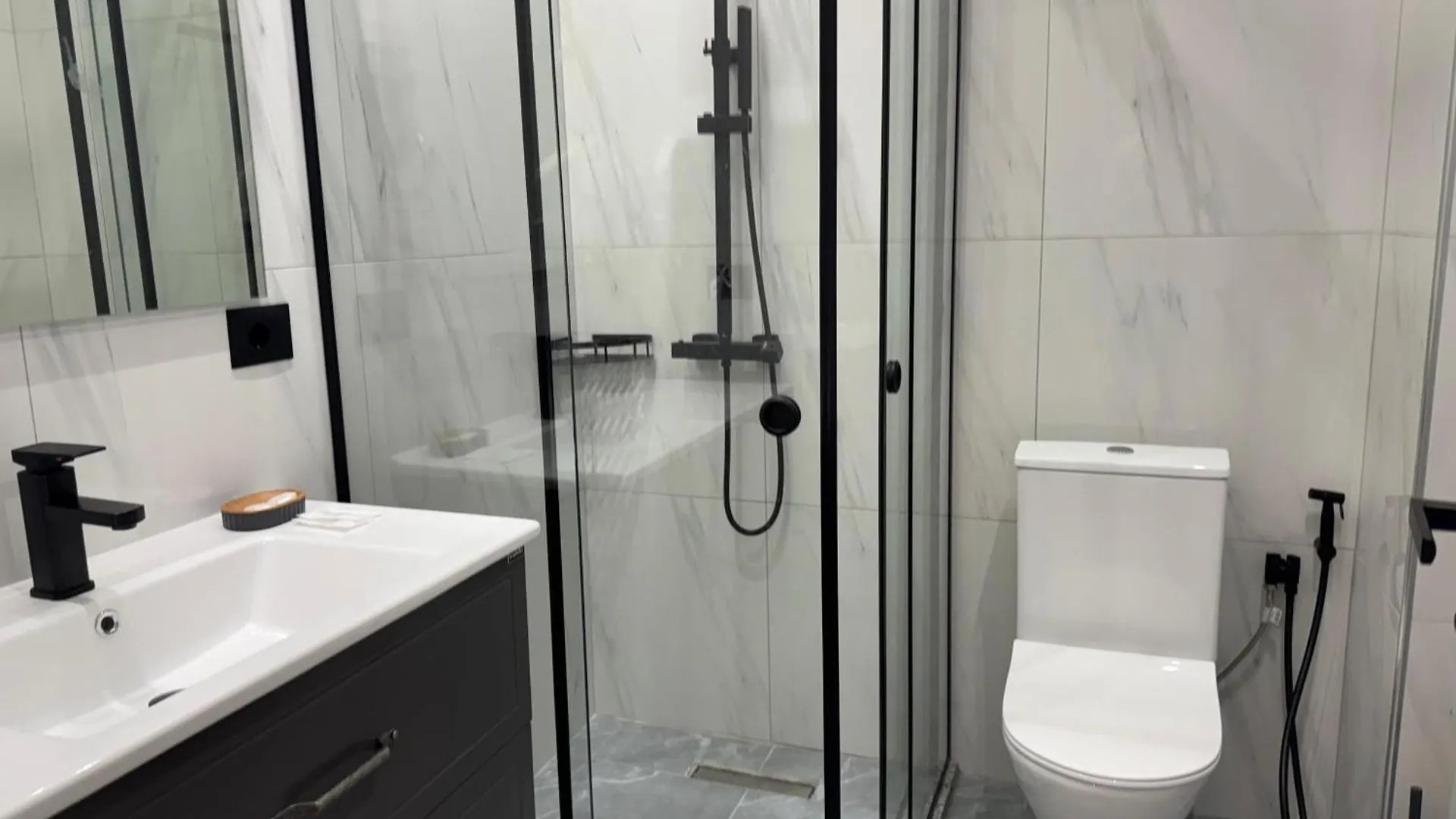 טיראנה Hotel Tuyo 3*,