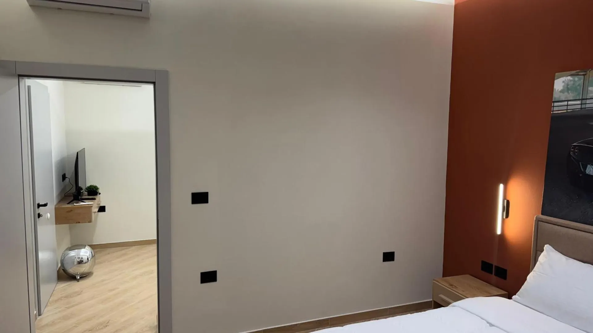 Hotel Tuyo Tirana 3*,