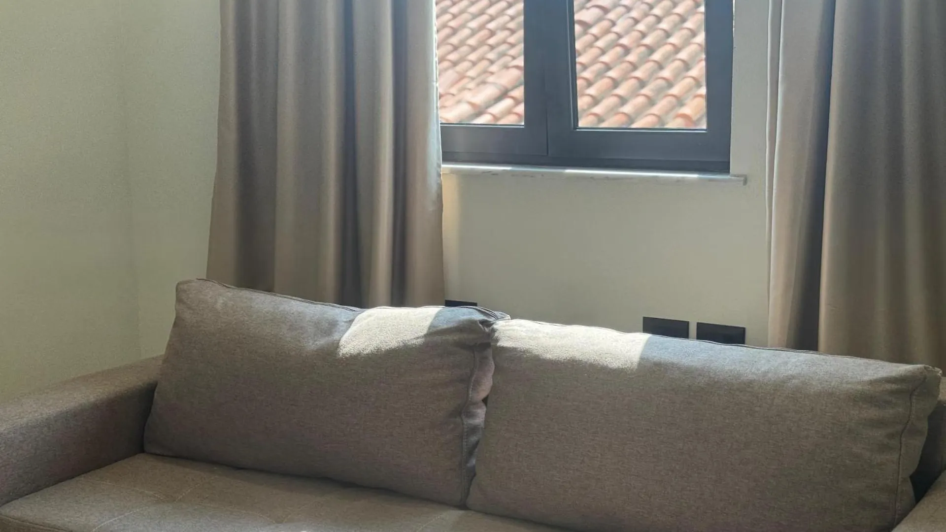 Hotel Tuyo Tirana 3*,